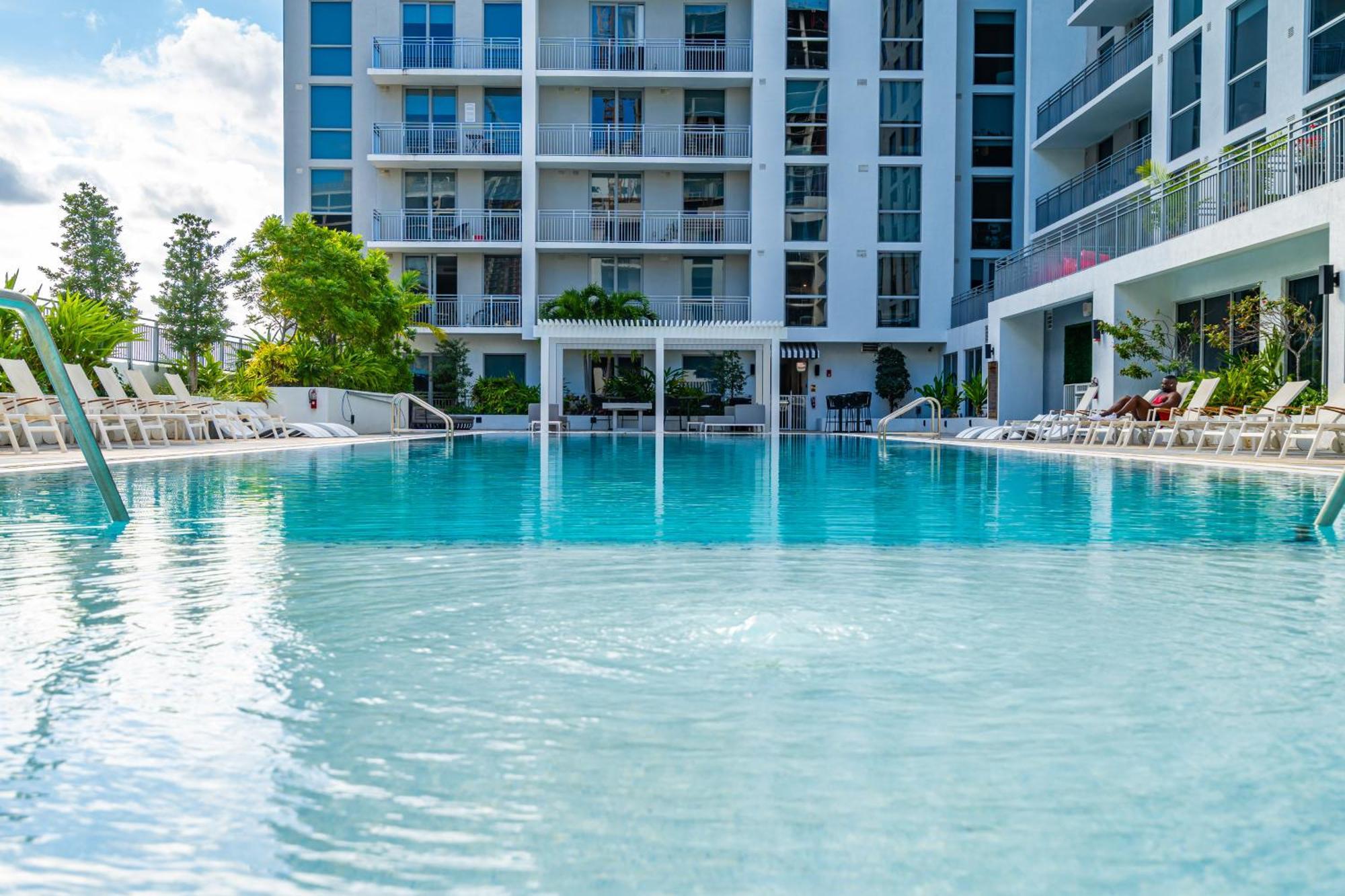Prime Location 1-bed Retreat With Free Parking Appartement *